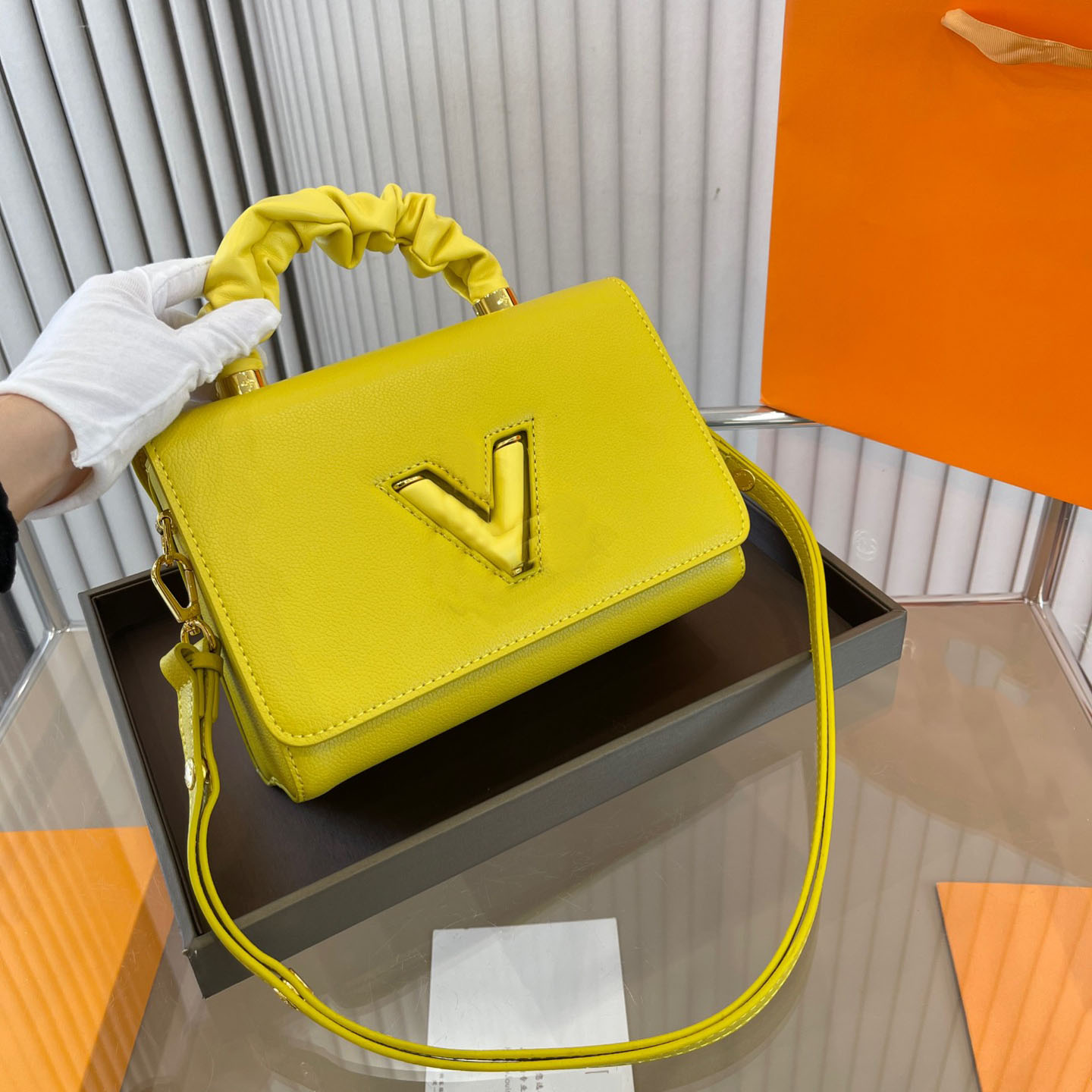 

Women Hand Bag Pleated Handle Crossbody Bag Shoulder Bags Twist Lock Handbags Purse 6 Colours Water Ripple Genuine Leather Tote Bag Gold Hardware Long Strap Pouch, Black