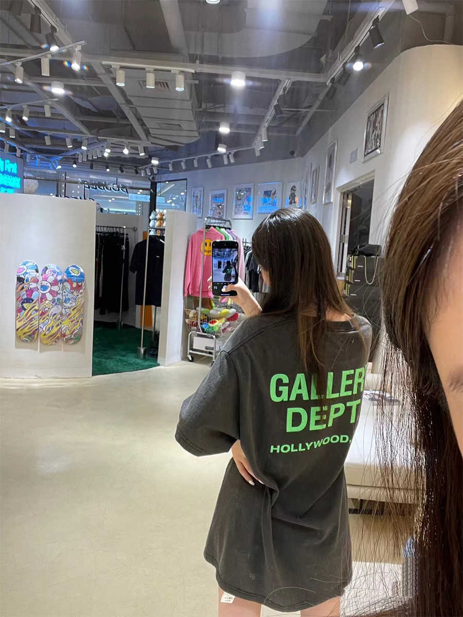 

Fashion Designer Clothing Galleryes Depts Tees Tshirt Printed Short-sleeved American Label Vintage High Street Loose Round Neck T-shirt Men Hip hop Streetwear, D21 white # ouyang nana same color print