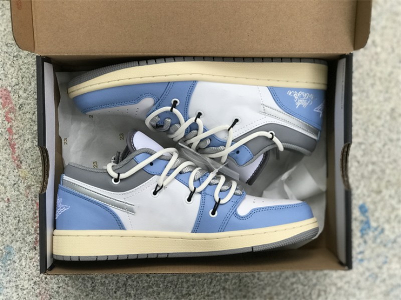 

2023 Basketball Shoes Jumpman 1 Low OG Silver White Light Blue 1s Outdoor Running Trainers Sneakers With Box jumpman1shoes
