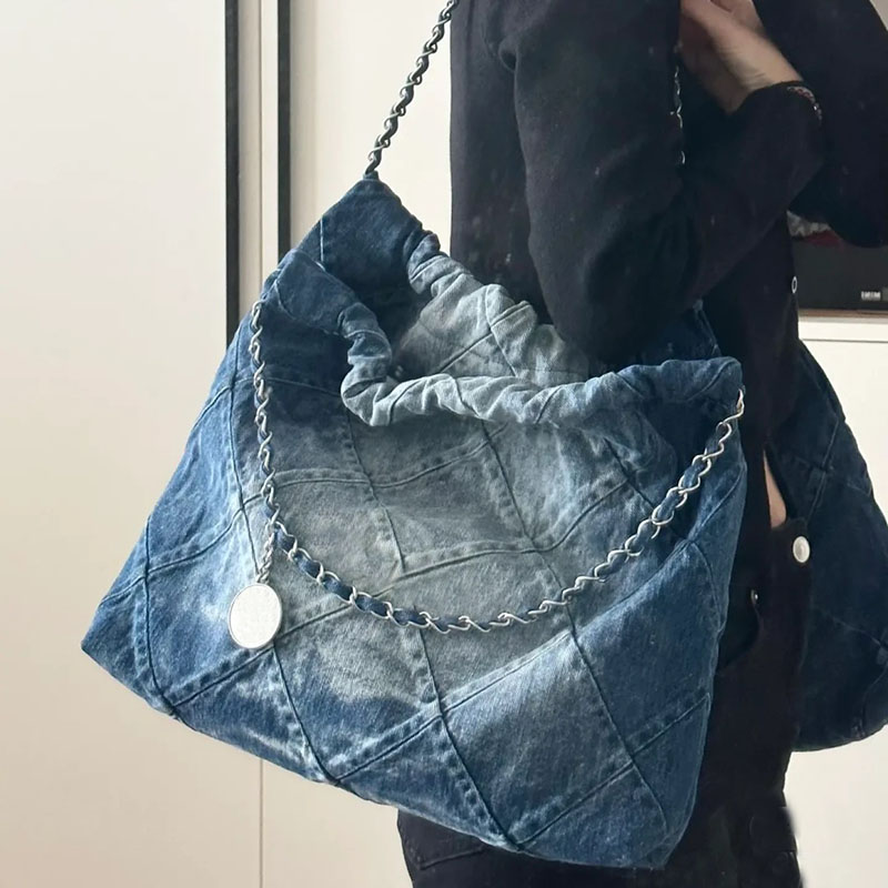 

TOP Designer Bag Water Wash Gradient Denim Blue 22bag Garbage Bag Shoulder Backpack Gold Coin Chain One Shoulder Cross Shoulder Carrying Bag Fashion Trend Women's Bag, Medium size