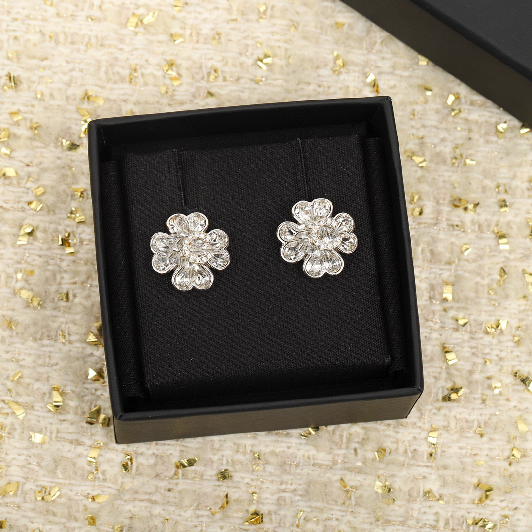 

2023 Luxury quality charm stud earring Flower shape with sparkly diamond in silver plated have box stamp PS7857A