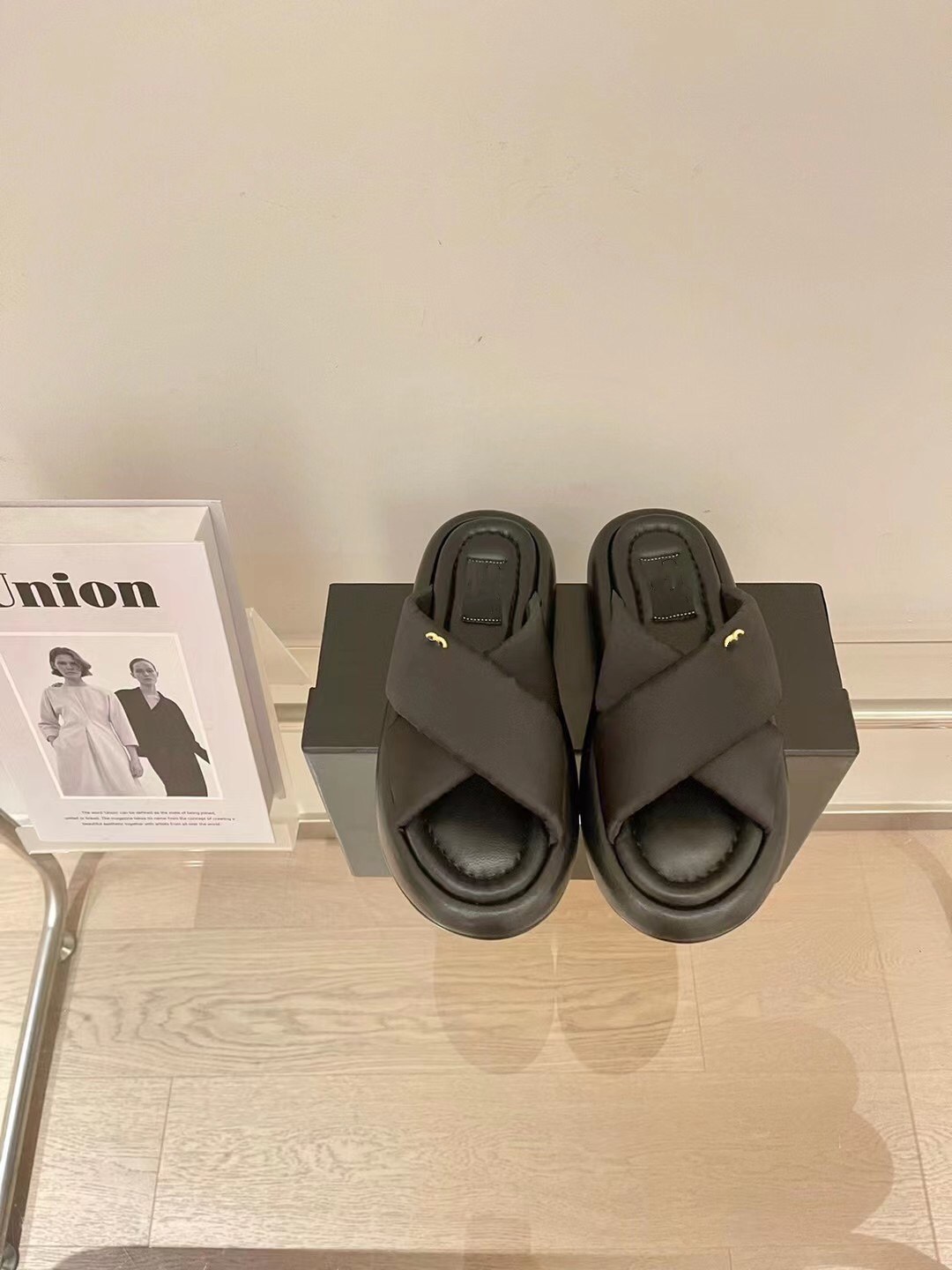 

2023 Summer New Slippers Luxury Designer Women's Fashion Versatile Cross Slippers Bread Sandal Slippers Simple Cloud Beach Shoes, White