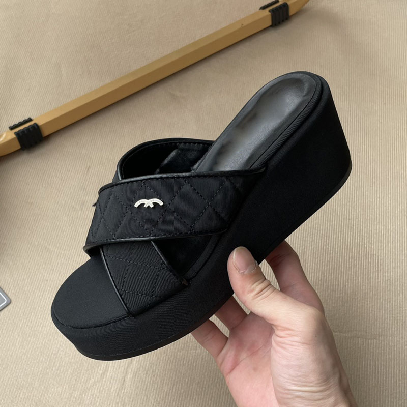 

Womens Wedge Platform Heels Slippers Ladies Quilted Texture Sandals Hardware Matelasse Slides With Strass Mules Flip Flops Outdoor Casual Shoe Classic Luxury Mule, Shoe box