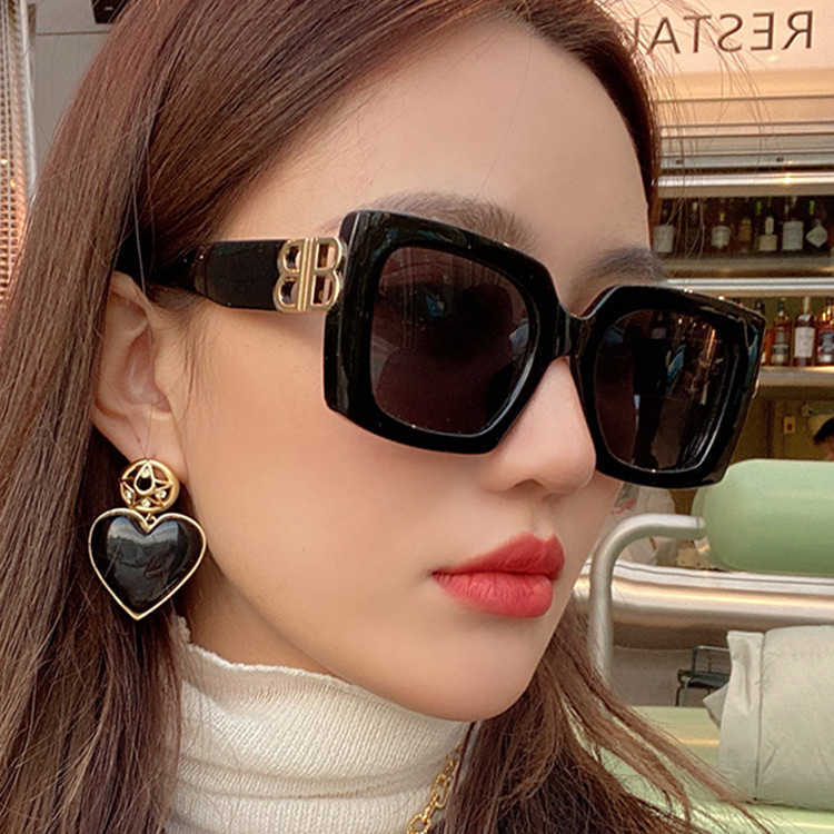 

Large frame b-letter 2021 new women's ins popular street shot square Sunglasses trend versatile