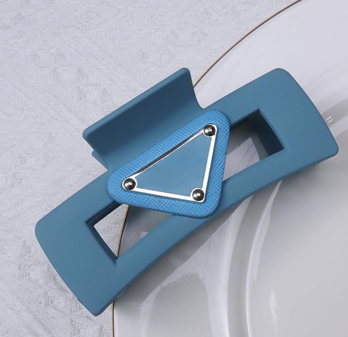 

Barrettes Inverted Triangle Letter Large Square Frosted Grip Factory Wholesale Double-Sided Label