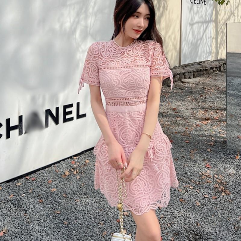 

Casual Dresses Runway Summer Crochet Water Soluble Lace Hollow Out Patchwork Dress Vintage Slim Party Female Pink Elegant Vestido