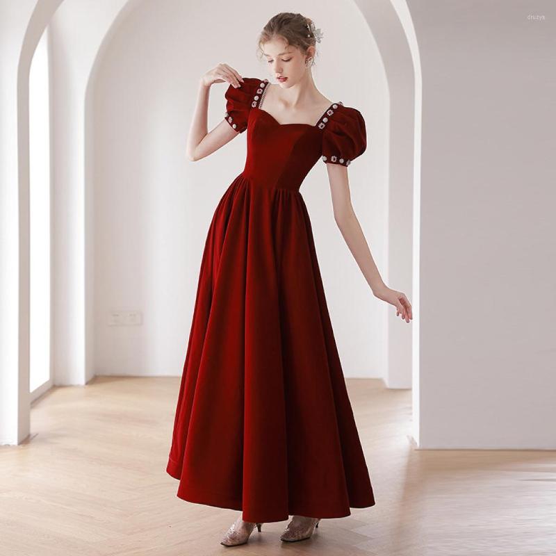 

Runway Dresses Vintage Burgundy Velvet Celebrity Dress Puff Sleeve Square Collar Crystal Pearl Beading Prom Party Gown Wedding Robes De