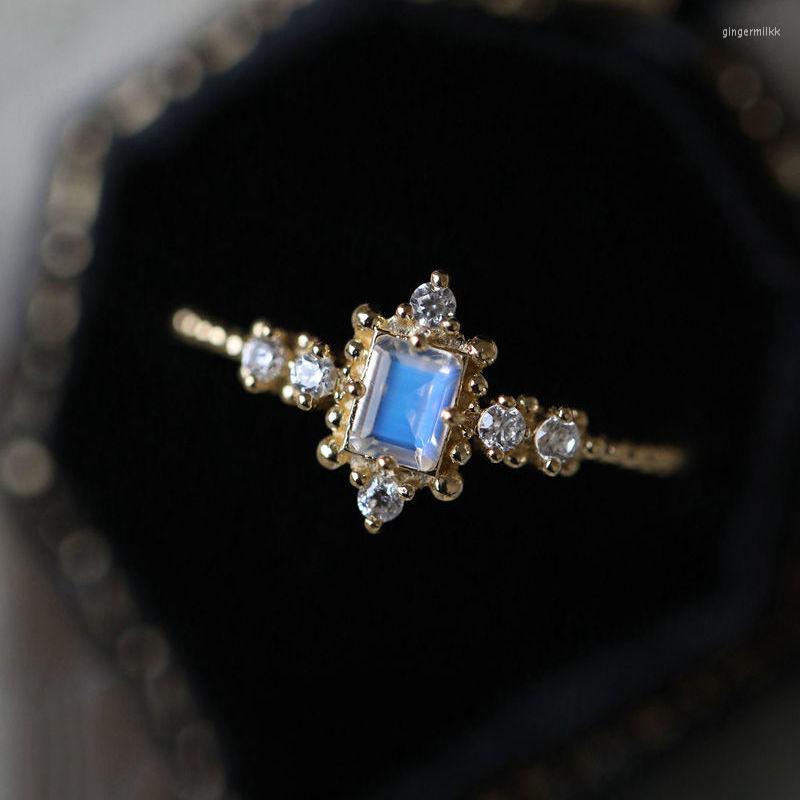 

Cluster Rings Silver Inlaid Crystal Blue Gemstone Ring Dreamy Romantic Light Luxury Retro Ladies Jewelry Party Engagement Accessories