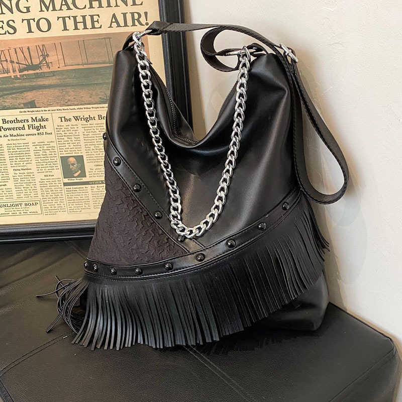 

Shoulder Bags a Niche Design Tassel Bucket Bag for Women s New High Capacity Commuting Shoulder with a Stylish Casual Underarm 230420, Black6