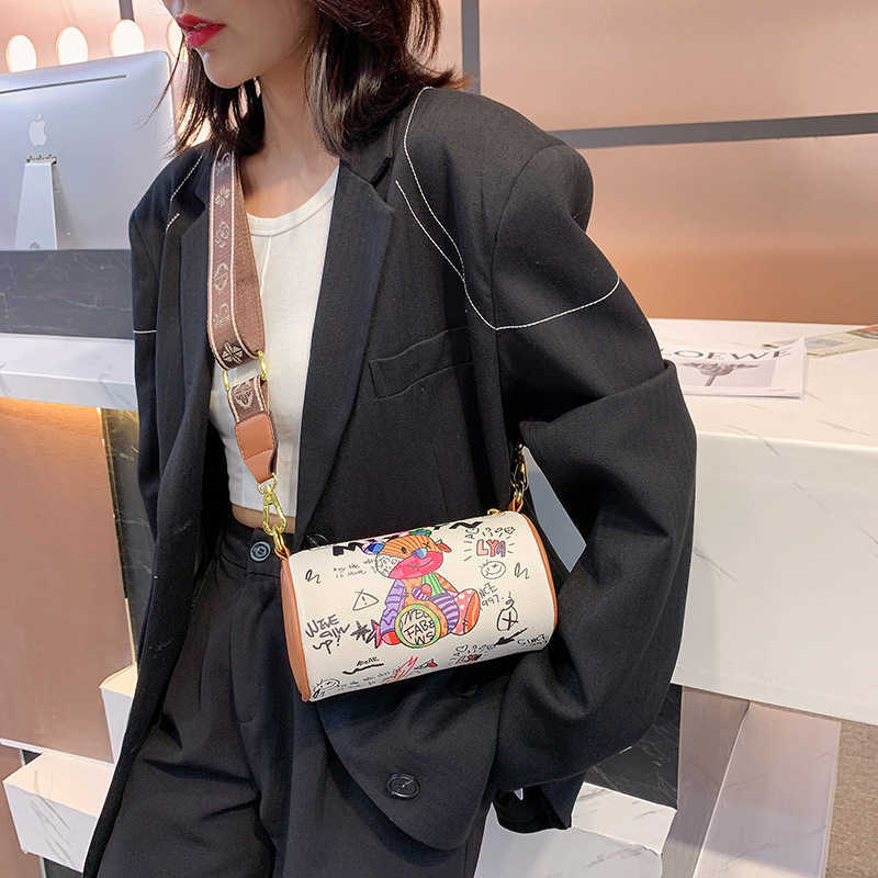 

Shoulder Bags 2023 New Niche Design Fashion Bag Summer Bear Graffiti Armpit Cylinder Broadband Single Messenger Bag 230420, Creamy-white