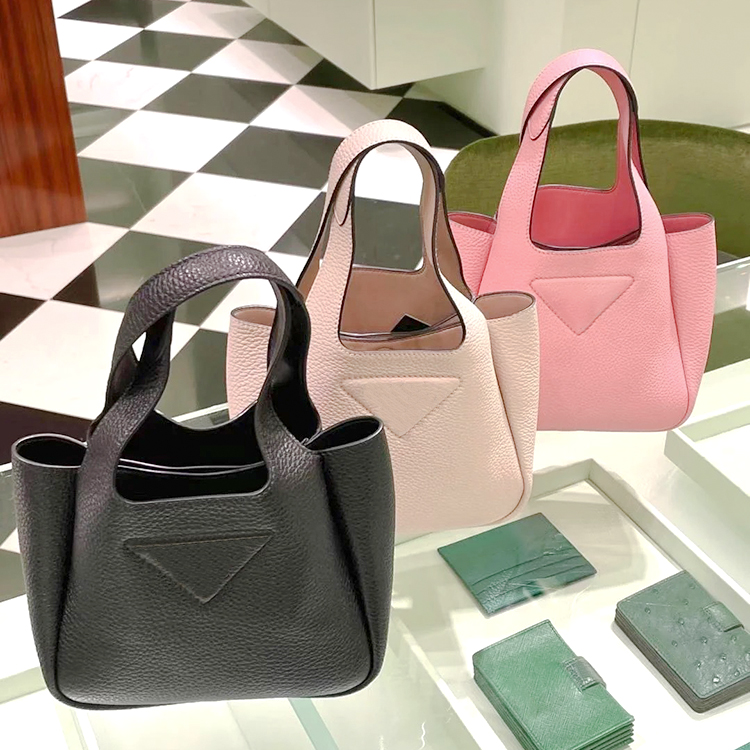 

Underarm Cowhide Triangle the tote bag prad Womens Mens Designer beach shoulder Bag crossbody Metal fittings Magnetic snap closure handbag basket clutch bags, White