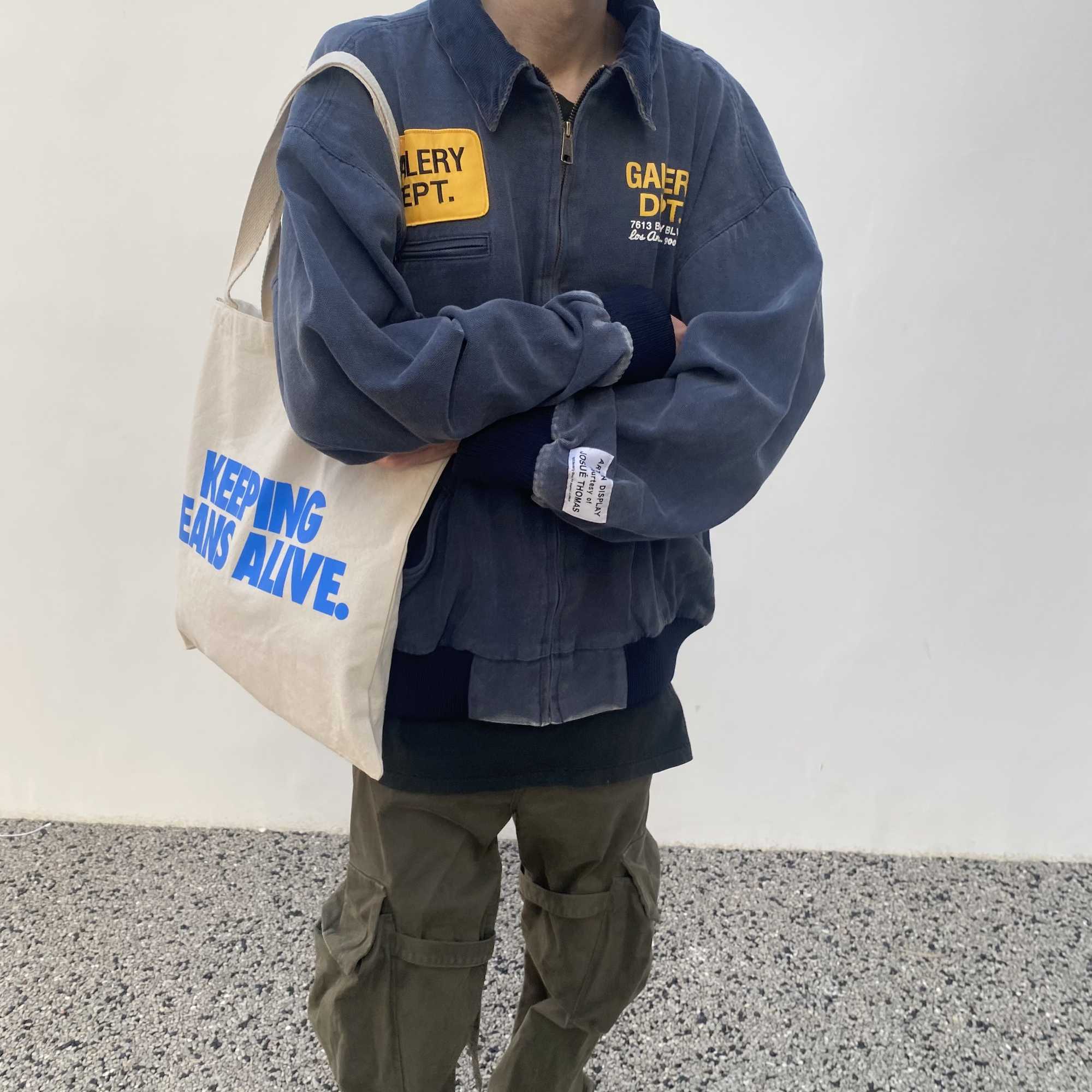 

Designer Clothing Fashion denim coats Galleryes Depts Washed Distressed Workwear Denim Jacket Print Badge Denim Coat Loose Men Women Outwear Hip Hop Streetwear, Blue