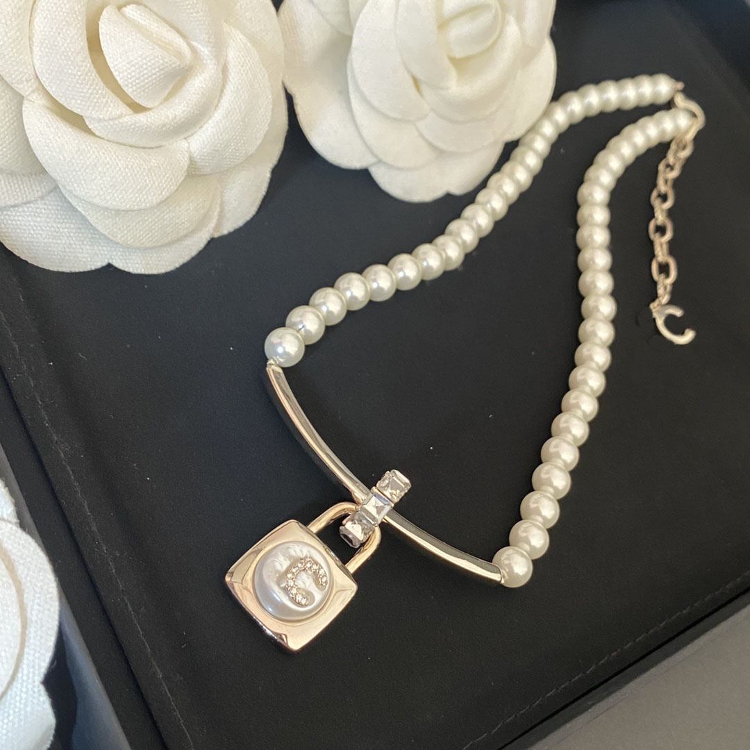

18K Gold Plated Brass Copper Designer Necklace Fashion Women Brand C-Letter Rhinestone Crystal Pearl Pendant Choker Chain Wedding Jewelry Love Gifts B121