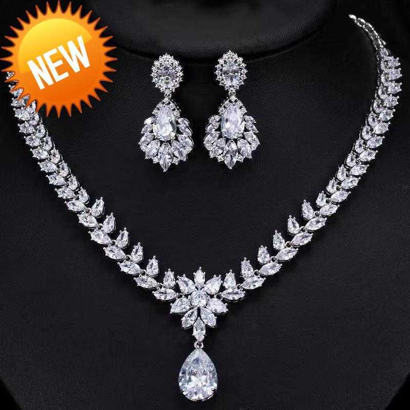 

Explosive Flash Luxury Simulation Mosan Diamond Pendant Necklace Jewelry Set Hot Selling Luxury Lace Inlaid with Water Drop Stone