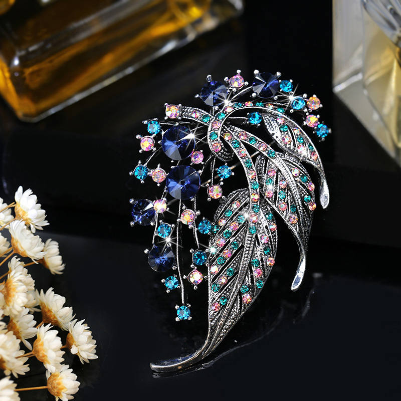 

High-end Exquisite Colorful Hollow Leaf Brooch Coat Cardigan Suit Pin Brooch Female Elegant Atmosphere Clothing Accessories