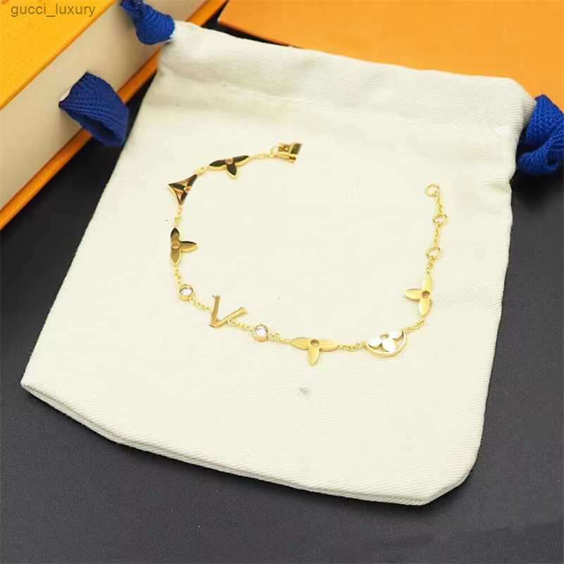 

Women designer bracelet chain luxury bracelet gold plated fashion trendy pulsera lock flower letter pendant diamond cjeweler love charms bracelets
