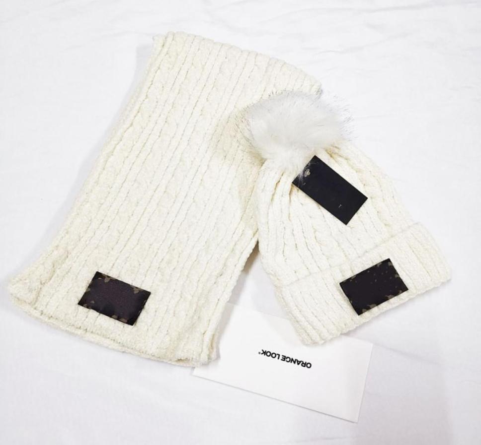 

2022 Women Pom Poms Beanie Warm Knitted Bobble Fur Pompom Hat and Scarf Set Men039s Real Raccoon Pompon Winter Hat Skullies5086906