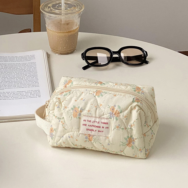 

Cosmetic Bags Cases Korean Quilted Makeup Bag Organizer Floral Cosmetic Pouch Cotton Fabric Portable Toiletry Bag Necesserie Pen Storage Beauty Case 230419, Beige