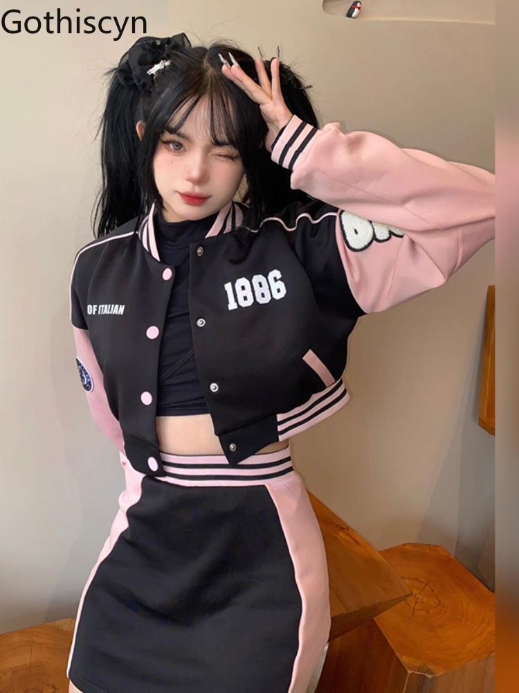 

Dress Gothiscyn Ladies Suit Baseball Jacket Pink Black Crop Top Skirt 2 Pieces Set Preppy Style Spliced Women Suits Hot Girl Vintage