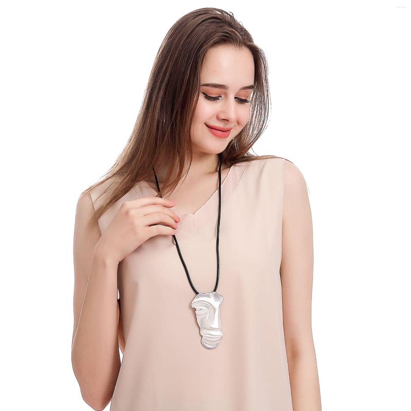 

Pendant Necklaces Trend Face Shape Long Chains Necklace Vintage Silver Color Suspension Pendants 2023 Costume Jewelry For Women Accessories