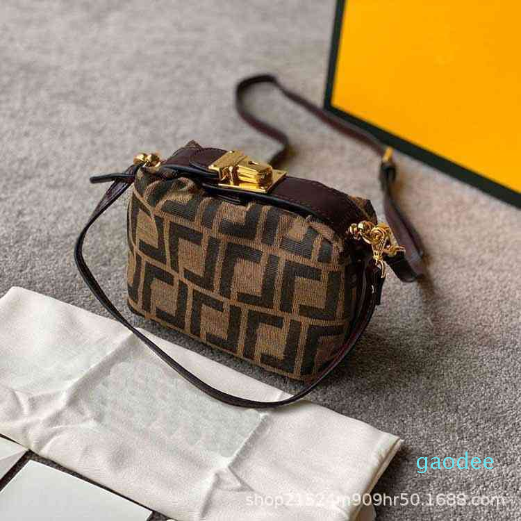 

2023 Designer bag old flower stick lunch embroidered canvas with cow leather oblique cross bag, Black4