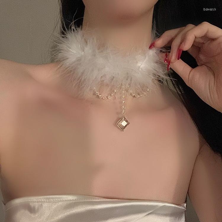 

Chains Personality Crystal Feather Necklace For Women Plush Tassel Clavicle Chain Charm Girl Spicy Girls Trend Festivals Party Jewelry