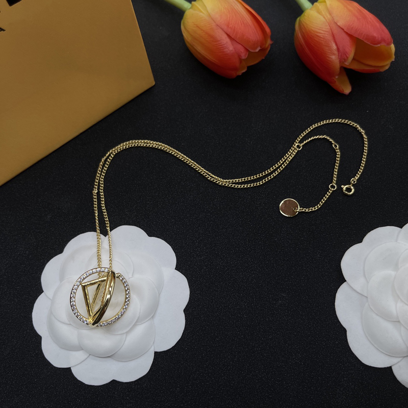 

Pendant Necklaces Womens Designer Jewelry Women Gold Round Necklace New Designers Accessories With Diamonds F Letters Chain D2304212F