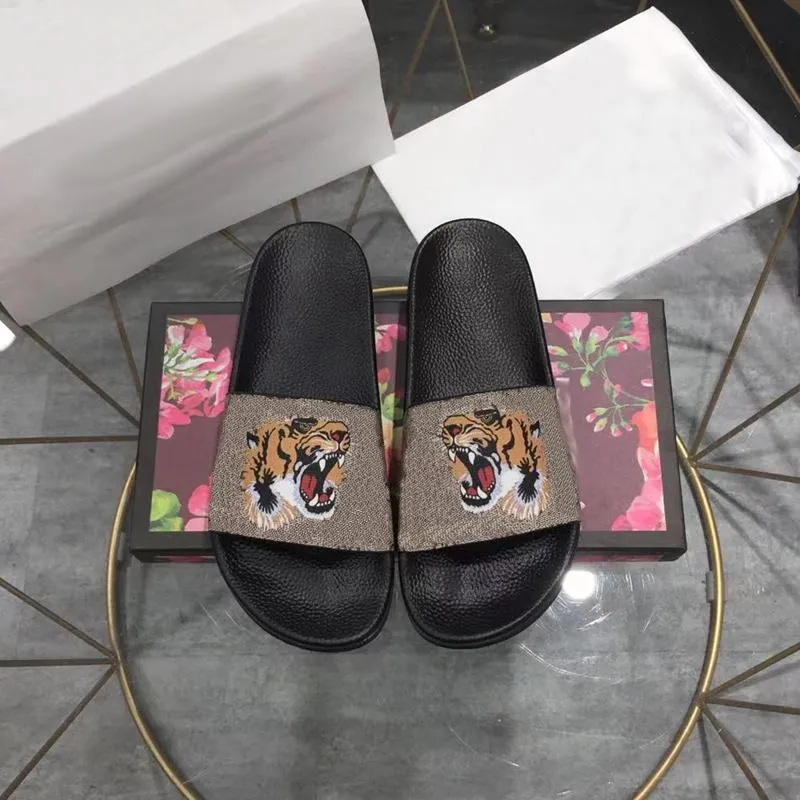 

2023 New fashion slippers Luxury designer sandals Flat rubber beach shoes Outdoor anti-skid indoor letters Rubber word jelly men and women lovers