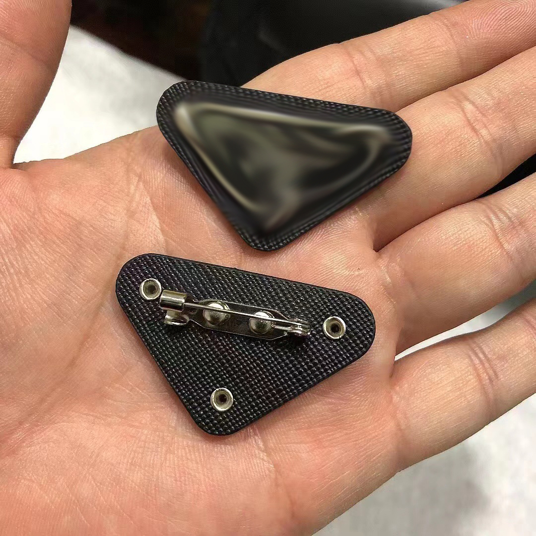 

Designer Brooches pendant Jewelry hollow out brooch Pin buckle to secure clothing accessories