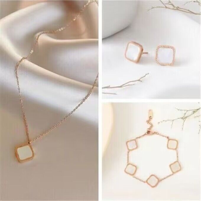 

Fashion Four leaf clover Chain Style Bracelets Women Bangle Wristband Cuff Chain Designer Letter Jewelry Crystal 18K Gold Plated Stainless steel Wedding