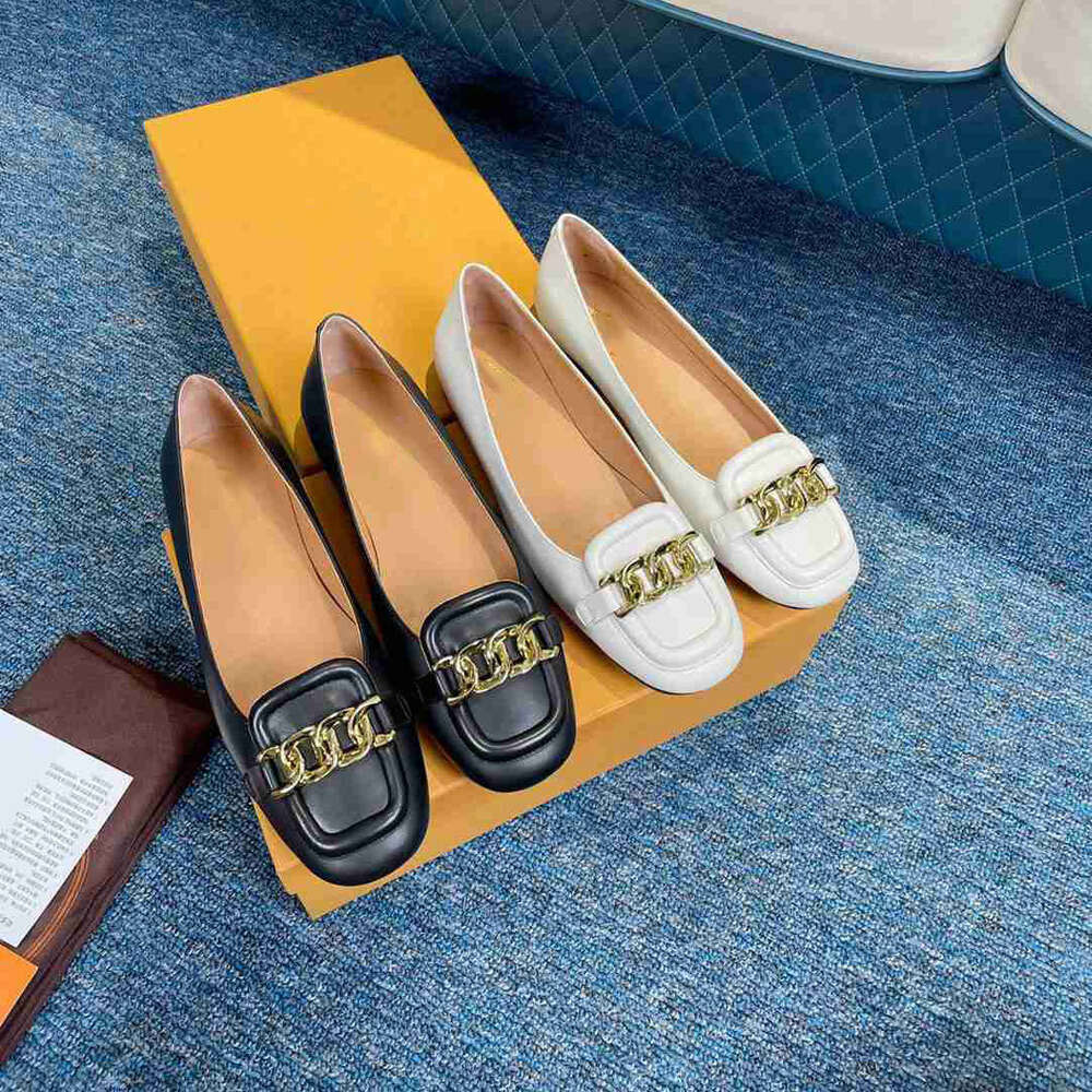 2024 Célèbre marque Dames Designer Sandales d'été Femmes Bureau Chaussures noires Paris Top Qualité Classique Luxe Marche Blanc Mocassins Casual