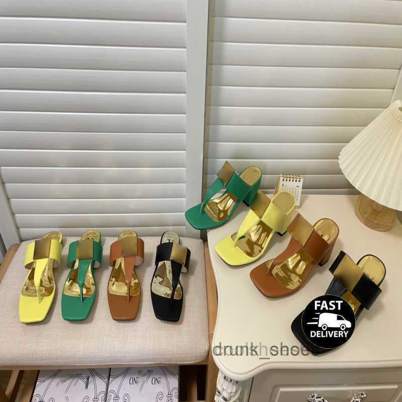 

2023 Luxury Designer Chunky Heels Slipper for Women Sandals Classic Rivet Decoration Wear Comfortable and Beautiful, Black