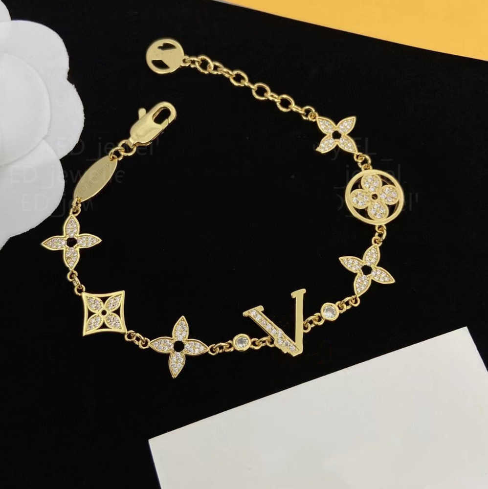 

Charm Bracelets Luxury Designer Elegant Gold and Silver Fashion Women's Letter Pendant Clover Wedding Special Design Jewelry Quality with box 59ess