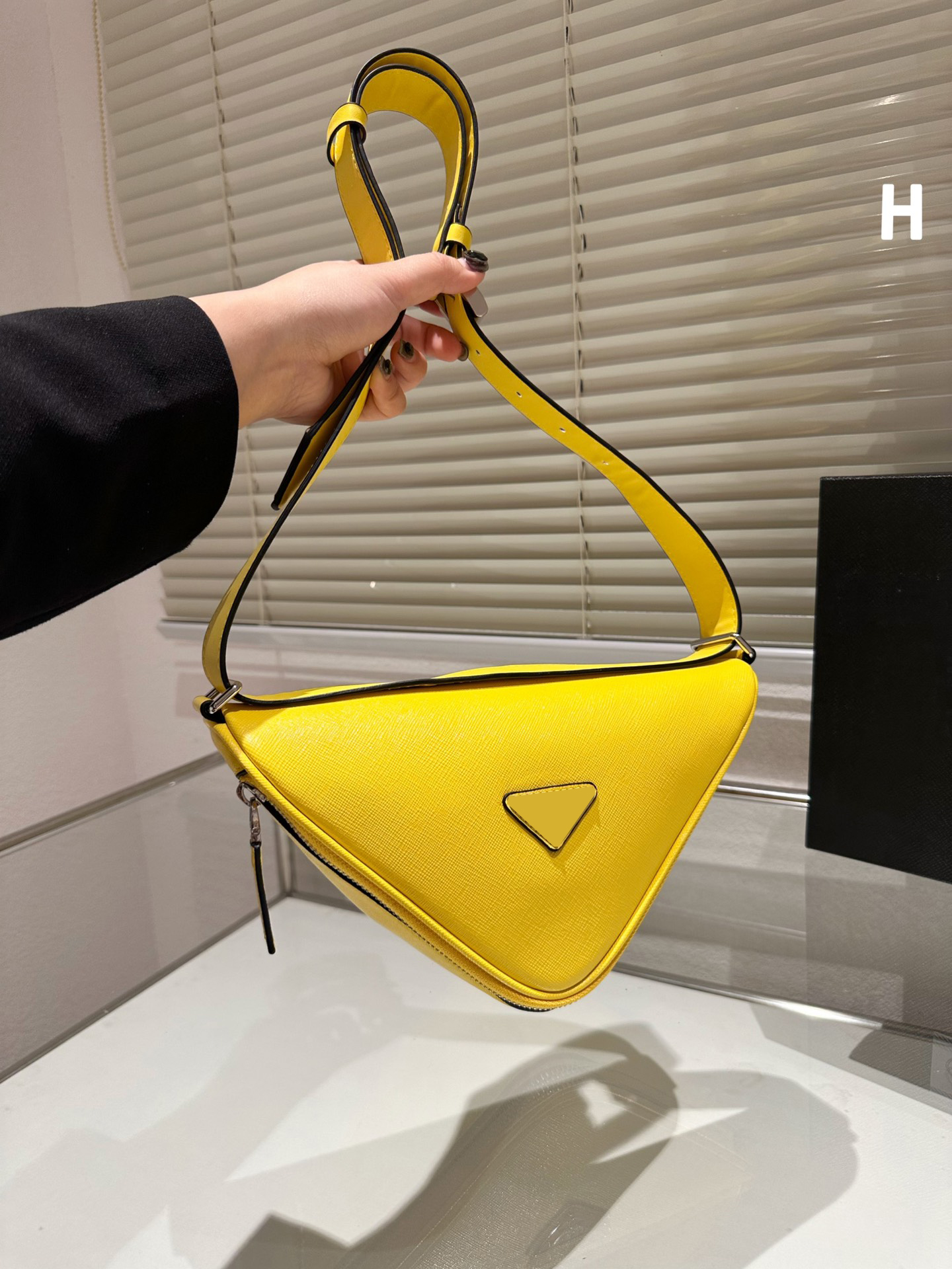 

Triangle bag Womens quilted crossbody bag fashionable and spacious shoulder bag with flip five color chain wallet shoulder bag, Yellow-no gift box