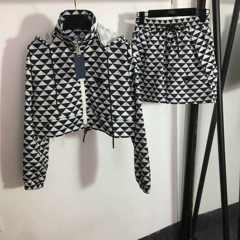 

Designer Tracksuits For Woman P Designers Women Tracksuit P Shirt Women Jacket Shorts Set Cardigan Windbreaker Shirts Top Fashion Clothing 2, Black