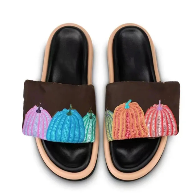 

The latest couple's designer slippers is high-quality mercerized fabric with 3D printing texture super strong sheepskin lining anti slip foam bottomsizes 35-45
