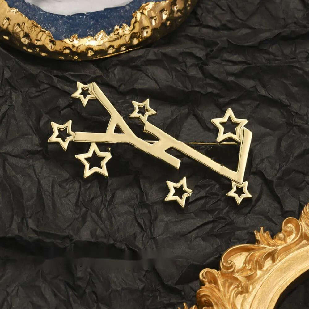 Broches avec lettres dorées, nouveau style, cadeaux de mariage, mode femmes aiment les broches de conception classique, broche de bijoux en acier inoxydable, 2023