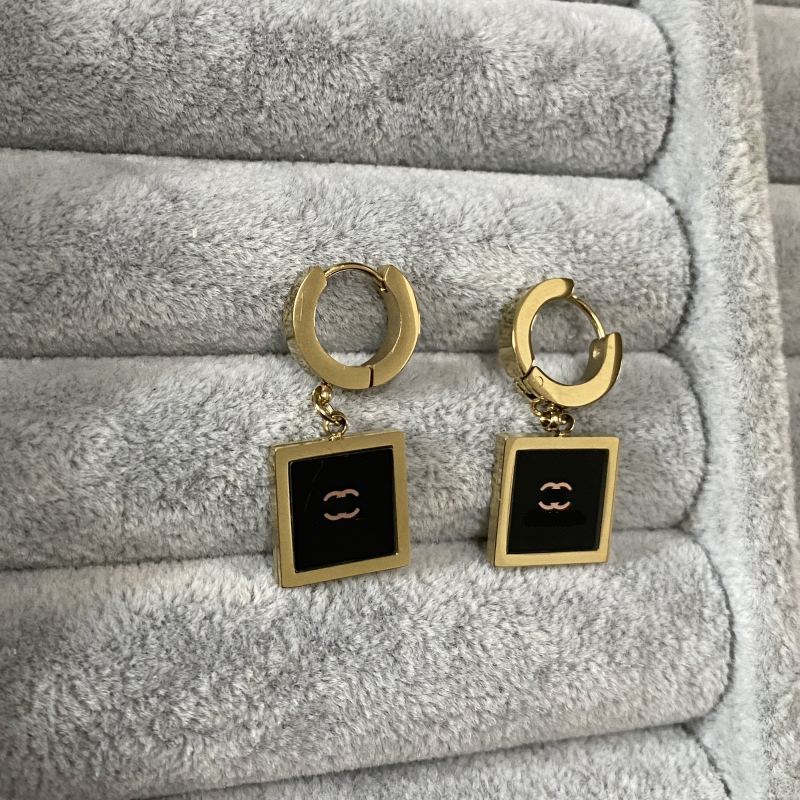 

Women Fashion Designer Stud Earrings Black Color Square Pendant Luxury Style Engagement Earring