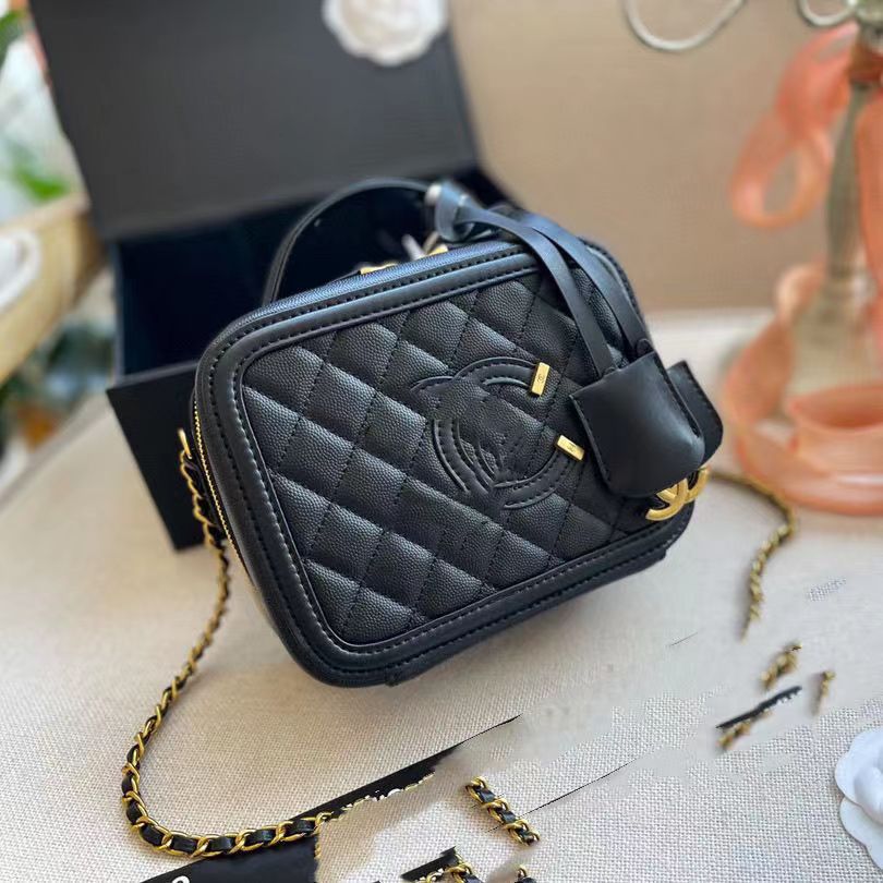 

Designer Square Style Handheld Leather Postman Women's Bag 2023 New Summer Versatile One Shoulder Leather Women's Bag Crossbody Bag, White1