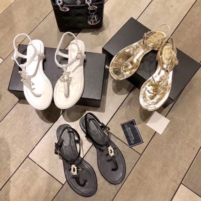 

luxury designer women thong famous sandal Lambskin thong leather Strass Metal buckle C Imitation Pearls diamond classic summer outside lady sandale, Cnl41810