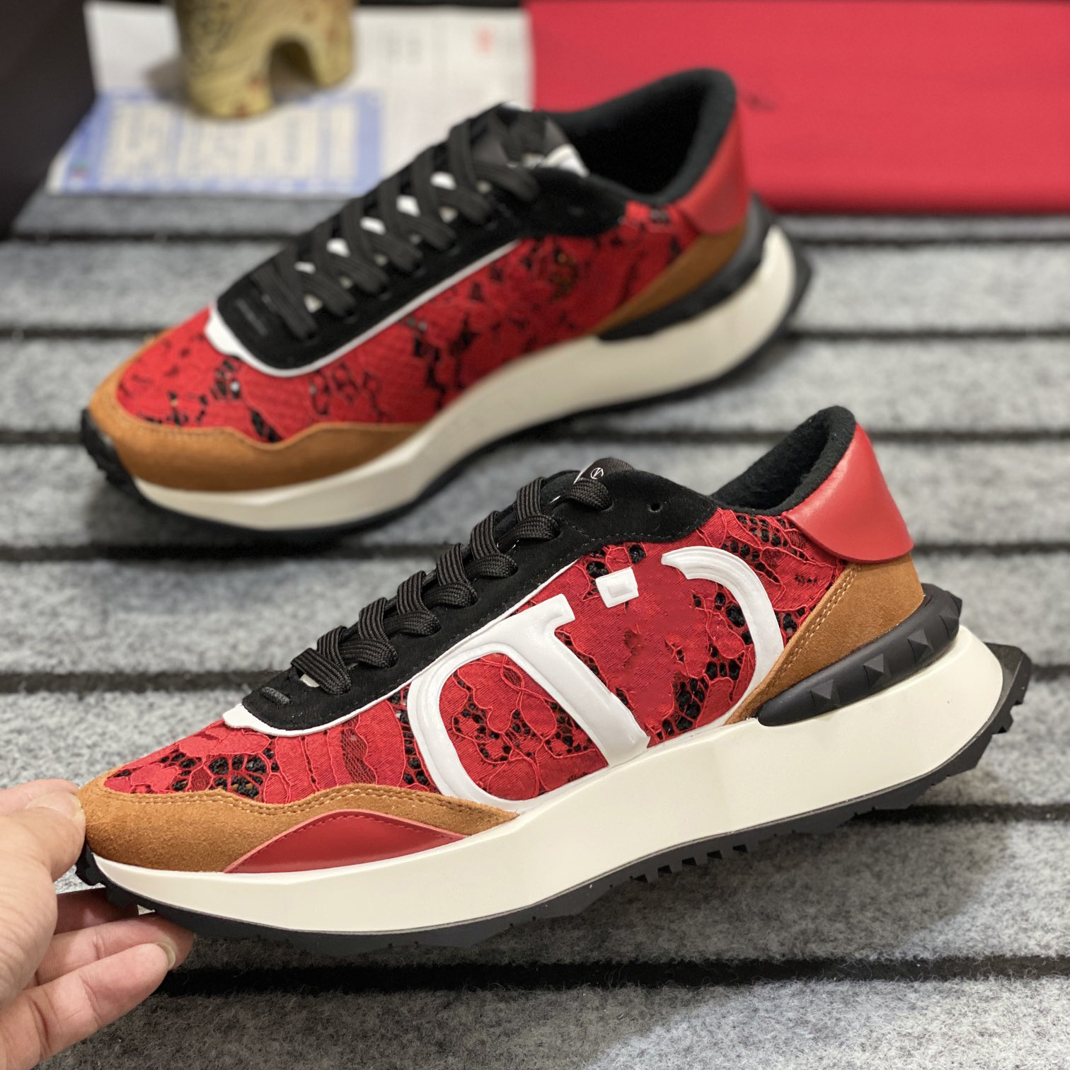 

Hiking Footwear Designer V Men Valentinoity Suede Sneakers Fabric Trainers Fashion Casual Man Sneaker Netrunner Shoe Outdoor Zapatillas V6, With logo