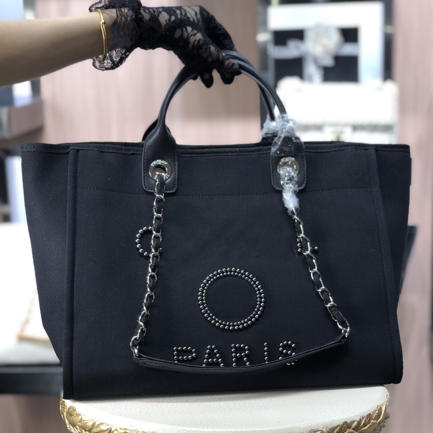 

Famous Brand Pearl Beach Tote: Large Capacity Shoulder Bag, Black canvas