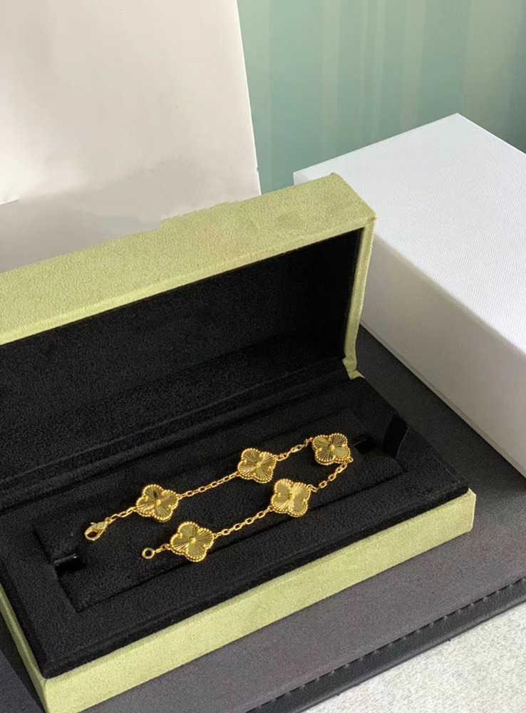 

Charm Bracelets clovers bracelet Luxury VAN Clover Designer Bracelet Pearl 4 Leaf 18K Gold Laser Brand Bangle Necklace Earrings Diamond Wedding 59ess