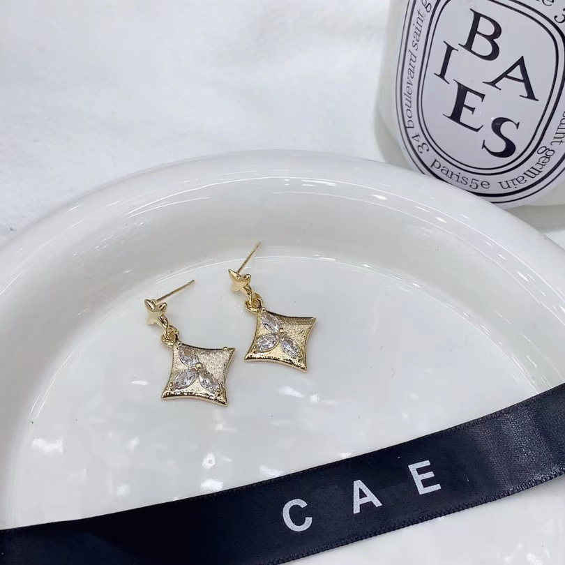 

Designer Silver Plated Stud Earrings Women Love Clover Earrings 18K Gold Plated Diamond Earrings 2023 Luxury Wedding Party Jewelry Gift Accessories Wholesale