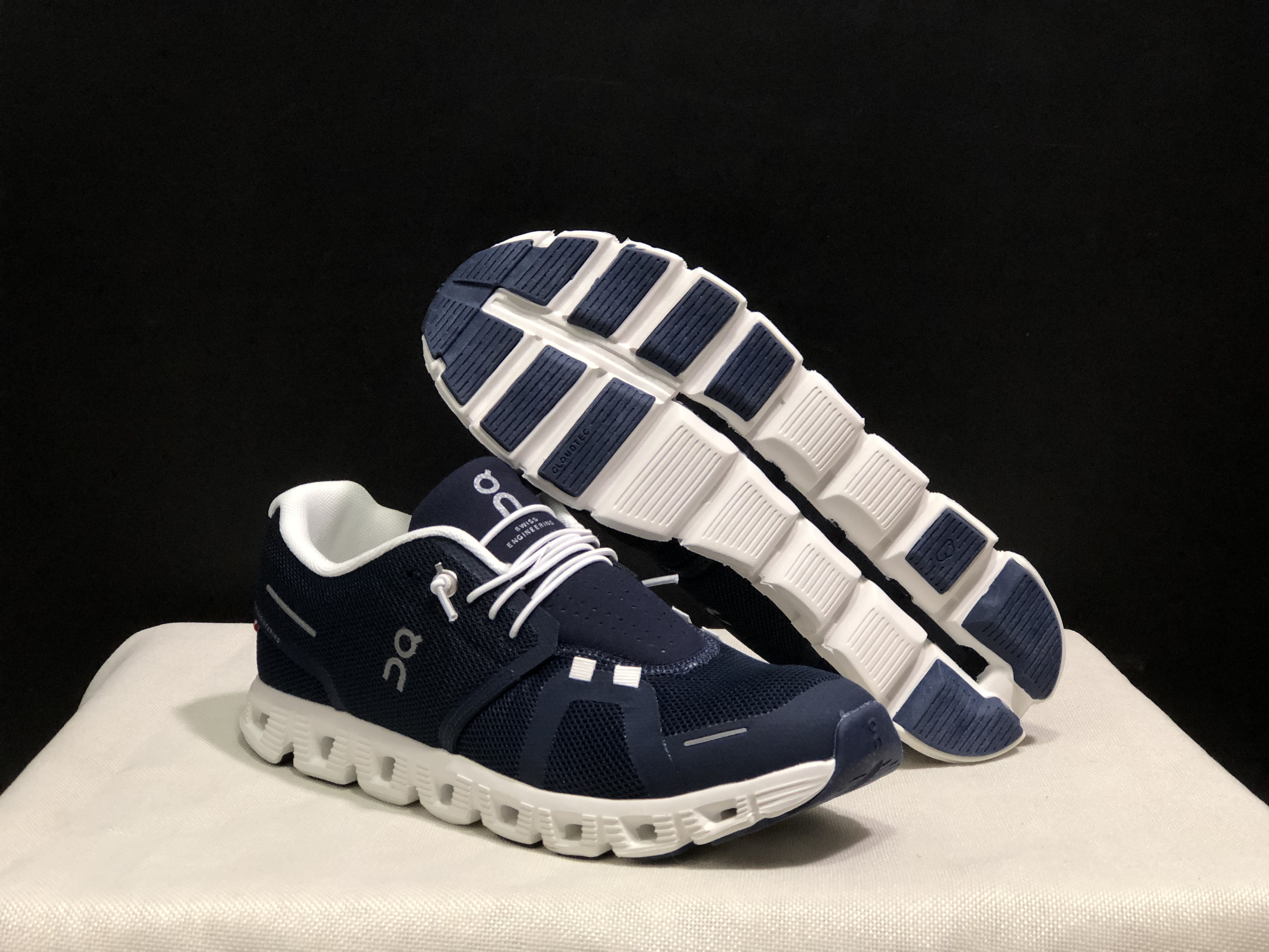 

White On cloud 5 womans Cloudnova Form Running Shoe White Black 2023 Trainer Sports Sneakers sportswear Training sneakers walking Eclipse Rose hiker caravan dhgate, Clouds 5 all black