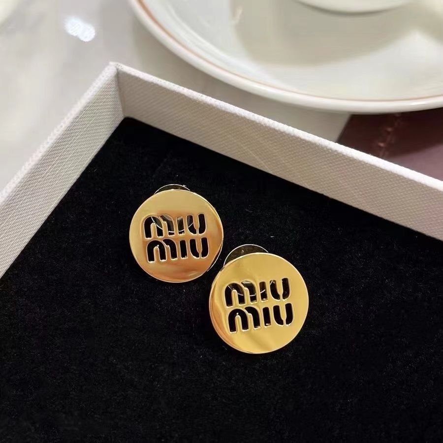 

Miu smooth earrings, gold hollow letters, miu circles, cute earrings, high-end earrings for celebrities