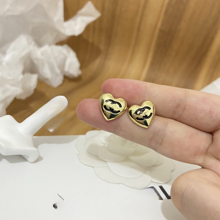 

2023 New Charm Earrings Design for Women Love Heart Earrings Designer Gifts Jewelry Family Stud Earrings 18K Gold Plated Luxury Jewelry Wholesale