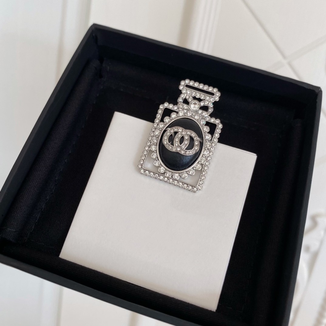 

Female designer design brand letter brooch 18K gold-plated crystal rhinestone jewelry brooch fashionable and elegant pearl needle