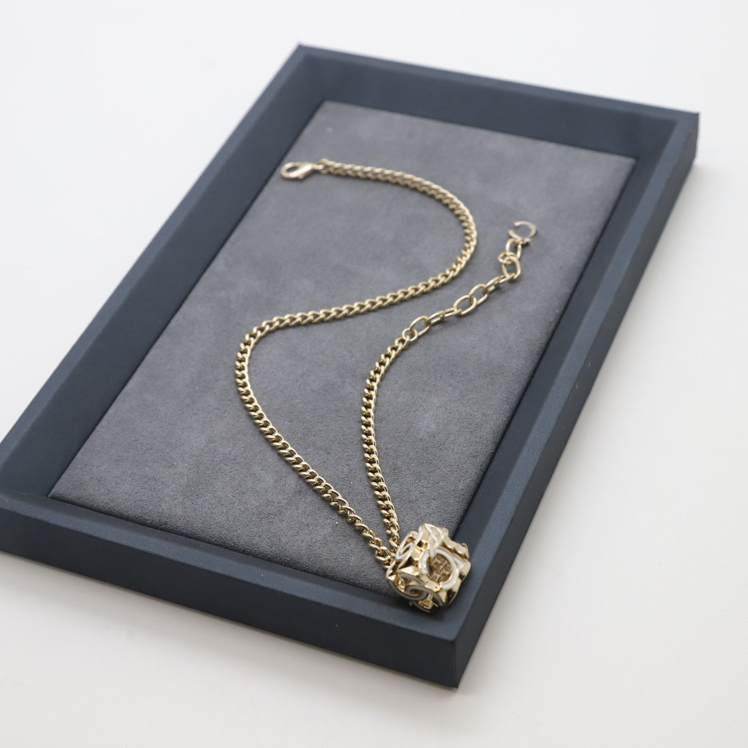 

Designer Pendant Female Metal Gold Necklace Leather Brass Copper Luxury Brand Fashion Letter Valentine's Day Couple Jewelry Wedding #4197