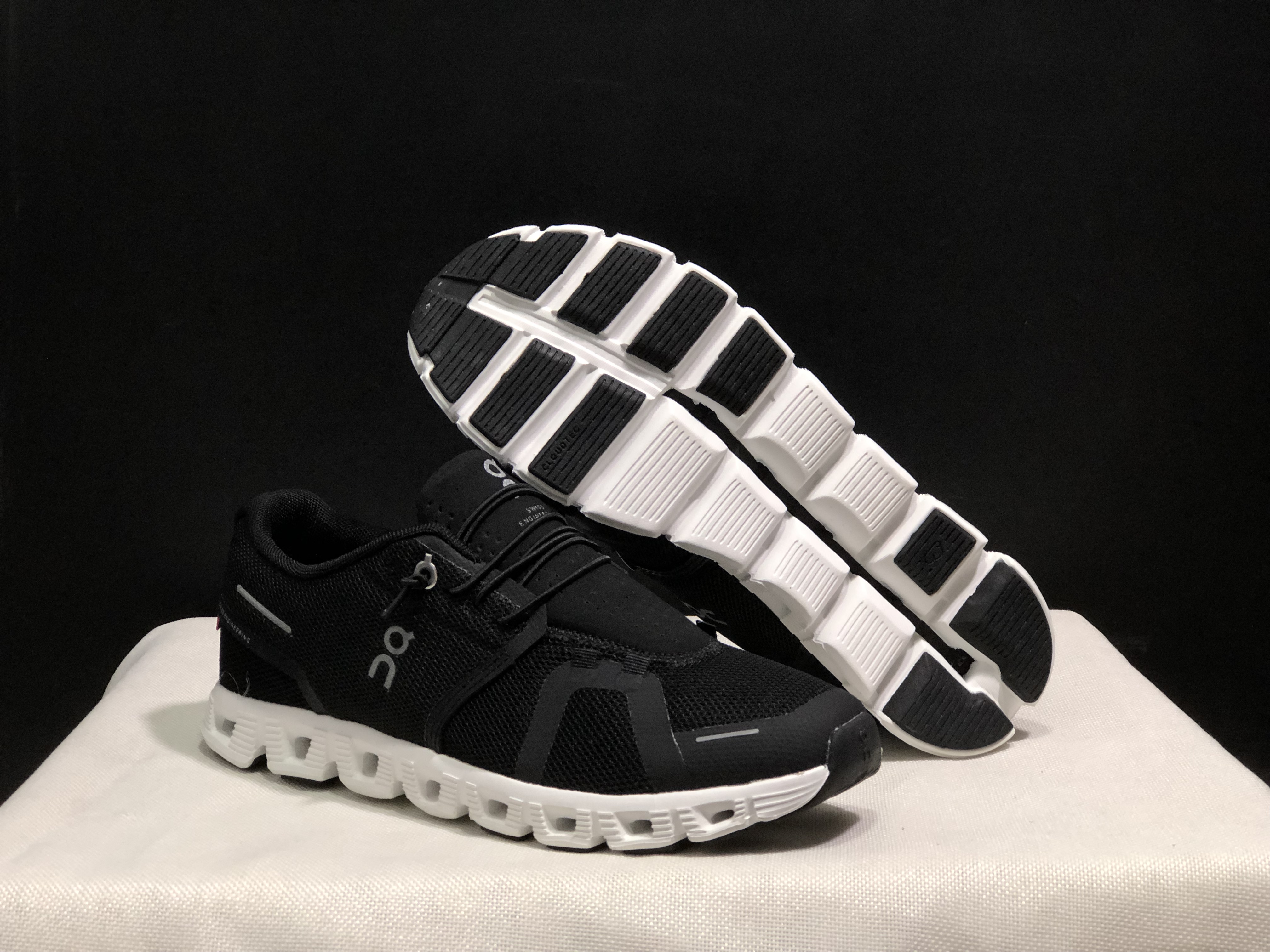 

White On cloudS 5womans Cloudnova Form Running Shoe White Black 2023 Trainer Sports sportswear Training sneakers walking Eclipse Rose hiker trainers dhgate boot, Alloy niagara